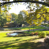 Een fraai park met watervalletjes op de Bastionheuvel, vlakbij de Kruittoren aan de rand van de oude binnenstad.