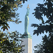 Het vrijheidsmonument in het oude centrum.