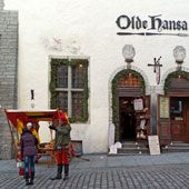 Ook een aanrader zijn de Peppersack en de Olde Hansa: twee oude pakhuizen in de binnenstad uit de Hanze-tijd. Overdag wordt hier al reclame gemaakt bij de ingang van Hansa. In beide gelegenheden word je ook in middeleeuwse entourage bediend.