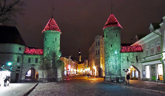 Deze poort is niet meer intact, maar nog steeds schilderachtig. Ests is voor een Nederland totaal onbegrijpelijk. Toch kent het wel met Nederlands verwante woorden (mr = muur, kelder blijft kelder).