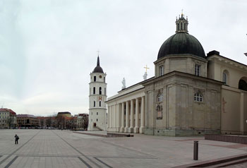 De kathedraal van Vilnius oogt met haar Grieks genspireerde bouwstijl heel anders dan je van een kathedraal zou verwachten.