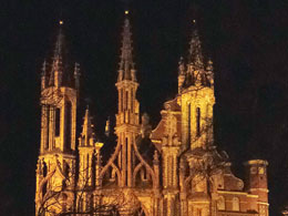 De St. Anna Kerk. Voorbeeld van baksteengothiek. Een beetje Gaudi avant-la-lettre.