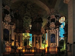 Het interieur van de universiteitskerk biedt een fraai lichtspel.