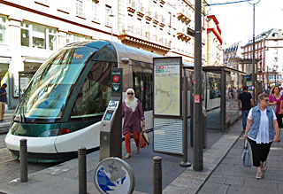 De tram is weer een vertrouwde verschijning in de binnenstad van Straatsburg. Daar kan het wl.