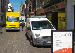 Ondanks dat de straten in de binnenstad van Straatsburg zijn ingericht voor voetgangers, zit het autoverkeer toch behoorlijk in de weg.