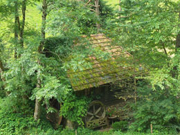 En een verwaarloosde watermolen. Zou er nog iemand wonen? Er staat een fiets buiten.