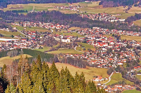 Blik op Ruhpolding vanaf de Unternberg - ingezoomd