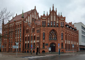 Deze bibliotheek is - net als het station en de kerken - kenmerkend voor de bouwwijze van de Duitsers in de havensteden rond de Oostzee.