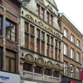 Maar ook Gent kent verrabbezakking zoals je in onze Haagse Spuistraat over zo goed kunt zien: moderne winkelpuien onder historische gevels.