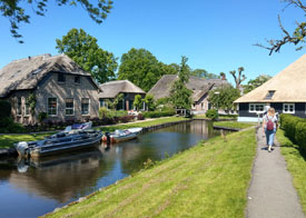 Veel gelijkenis met de druk bezochte grote broer, maar de paadjes kunnen hier smaller blijven.