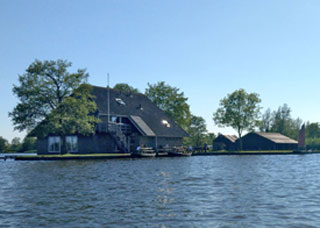 Midden op de Bovenwijde vind je een eiland met een prima accomodatie voor avontuurlijke jongeren en ouderen, die geen bezwaar hebben tegen slaapzalen voor 20 personen.