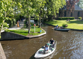 Het kruispunt bij de dorpskerk