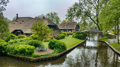 Giethoorn ten voeten uit: rietgedekte huizen, vaarten en bruggetjes.