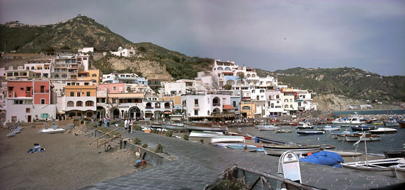 De haven van Sant Angelo, aan de zuidkant van Ischia.