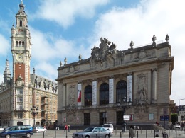 Rechts de opera, links de Kamer van Koophandel.