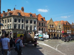 ... waarvan het aanzicht wordt bedorven door veel autoverkeer en geparkeerd blik. Het komt heel rommelig over.