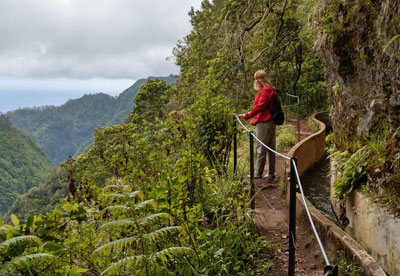 Voor een fraai uitzicht hoeven niet alle levada-wandelingen waagstukken te zijn. Zoals hier van Portela naar Porto da Cruz.