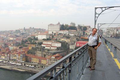 De Ponte Luz I: d dominante factor in Porto. De creatie door een leerling van Gustave Eiffel is een wonderbaarlijk goed passend baken in deze stad aan de Douro en vervult eigenlijk net als de creatie van de leermeester in Parijs een functie als uitzichtpunt.