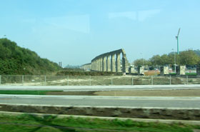 Op de terugweg met de sneltram zagen we dit aquaduct. Het leek wel of ze het nog aan het bouwen waren.