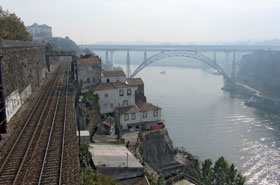 Uitzicht op de Douro. Blik op de oude, monumentale spoorbrug, die nog is gebouwd door Gustave Eiffel.