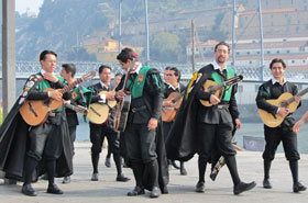 Een groep musicerende Mexicaanse studenten passeert het terras. Ze konden helaas geen corrido spelen.