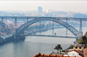 De Ponte Luz I aan de andere kant. Beneden voor het gewone verkeer, boven voor de sneltram en voetgangers. Gebouwd door Thophile Seyrig, compagnon van Gustave Eiffel.