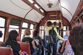 Interieur van de toeristische tram