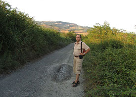 We naderen Saline di Volterra. Achter ons doemt een fraai uitzicht op op het oude Volterra.