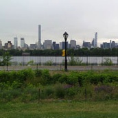 Het park biedt een fraaie blik op de skyline. Het hoogste en dunste gebouw is een peperdure flat aan de zuidrand. Schijnt een doorn in het oog van velen te zijn.