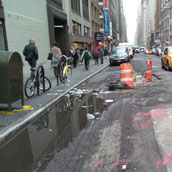 Het wegdek in New York verkeert vaak in een erbarmelijke staat. De trottoirs trouwens ook vaak.