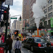 Een typisch New Yorks verschijnsel, dat ik gemakshalve maar een straatfumarole noem. Vermoedelijk zijn het lekken in de stadsverwarming, die zo kostbaar zijn om te herstellen, dat men het maar oplost door midden op straat een schoorsteen om het lek te plaatsen, opdat de stoom niet het zicht voor het verkeer hindert.