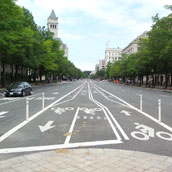 Opmerkelijk: fietspaden in het midden van de brede wegen. Durven wij dit de volgende keer aan?