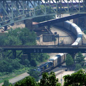 Mijn zoon zag deze trein op hetzelfde punt passeren voordat we met de funiculaire van de hoge zuidoever van de Monongahela Rivier naar beneden gingen. Hij maakte deze foto met zijn telelens.