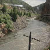 Hier kom je niet met de auto: de trein slingert met een slakkengang met de Colorado Rivier door de kloof, kilometers lang.