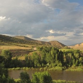 Nog steeds langs de Colorado Rivier. De zon zakt langzaam omlaag.