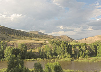 De reis voort voor een groot deel langs de Colorado Rivier door een onherbergzaam landschap.