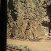 Het vlakke landschap verandert in een traject door kloven.