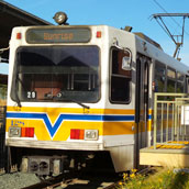 We stappen uit in Sacramento: de hoofdstad van Californi. Tijdens het wachten op de bagage kunnen we meteen een blik op de sneltram werpen.