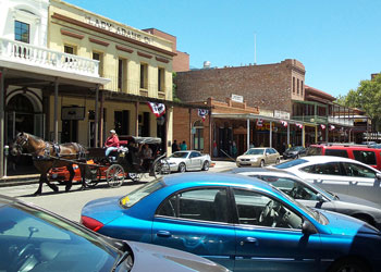 Old Sacramento zou een soort museumstadje moeten zijn. Toch is er iets dat ons direct associeert met het heden. Wat zou dat toch zijn???