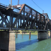 Roestige bruggen hebben de tand des tijds doorstaan.