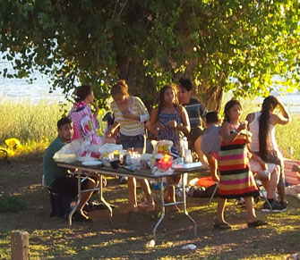 Picknicken aan de oever van de Sacramento Rivier is een geliefd tijdverdrijf van de ingezetenen.