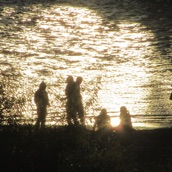 Picknicken aan de oever van de Sacramento.