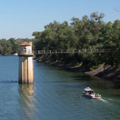 Blik op de Sacramento rivier.