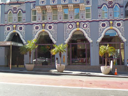 Het Adagio-hotel aan de Geary Street. Gaudiaanse suikertaart.