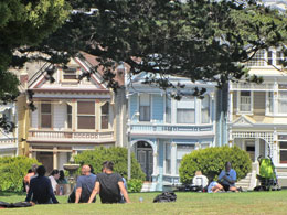 Het is warm. Publiek in het Alamo Square Park tegenover de Painted Ladies.