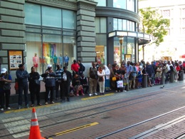 Een lange rij aan het beginpunt van de lijnen naar Fishermans Warf bij de Market Street. Advies: loop een of twee haltes verder en je bent een stuk sneller in de tram.