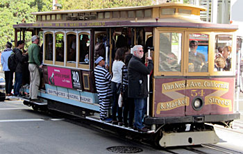 De California-lijn. Die gaat dwars op de twee andere lijnen en is minder druk bezet. Ook hier worden de passagiers bij een volle kar naar de treeplank gedirigeerd.