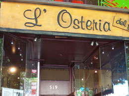 Little Italy (wij vonden het langs Columbus Avenue) is weer veel puurder als in New York. Wij troffen hier deze osteria.