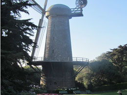 De Hollandse molen. Ooit bedoeld om de watervoorziening in het park te regelen. Erg Hollands (met zelfkruiing!) toont die niet.