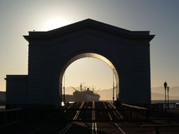 Blik op de San Francisco Maritime National Park Association met de USS Pampanito en de SS Jeremiah OBrien. Door deze poort gingen in elk geval tot 1937 de treinen op de veerpont: de Golden Gate Brug bestond toen nog niet.